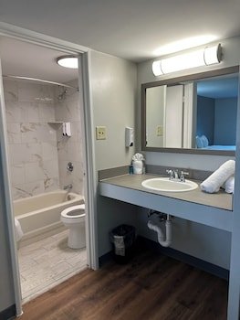 Whaler Inn & Suites