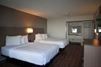 Whaler Inn & Suites