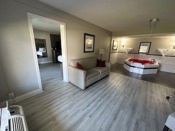 Whaler Inn & Suites