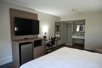 Whaler Inn & Suites