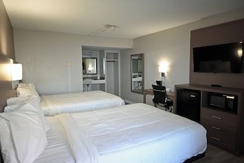 Whaler Inn & Suites