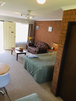 Colonial Motor Inn