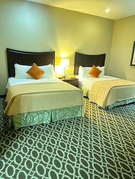 Sunday House Inn and Suites