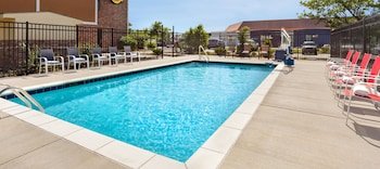 Super 8 by Wyndham Lenexa Overland Park/Mall Area