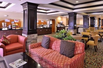 Holiday Inn Express & Suites Lincoln-Roseville Area