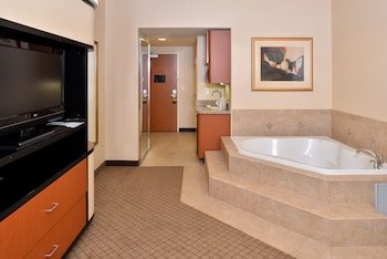 Holiday Inn Express & Suites Lincoln-Roseville Area