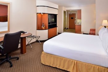 Holiday Inn Express & Suites Lincoln-Roseville Area