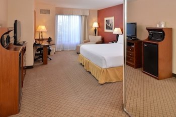 Holiday Inn Express & Suites Lincoln-Roseville Area