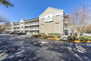 HomeTowne Studios by Red Roof Orlando - Casselberry