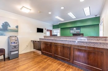 HomeTowne Studios by Red Roof Orlando - Casselberry