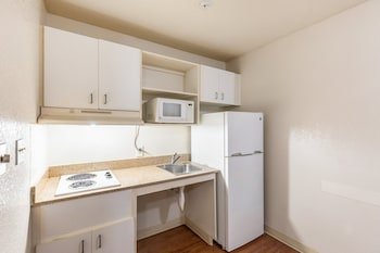 HomeTowne Studios by Red Roof Orlando - Casselberry