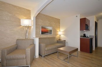 Holiday Inn Express & Suites Farmington