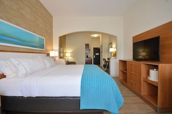 Holiday Inn Express & Suites Farmington