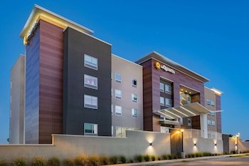 La Quinta Inn & Suites by Wyndham Galveston North at I-45
