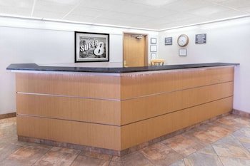 Super 8 by Wyndham Madison South
