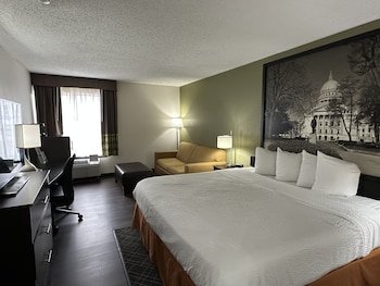 Super 8 by Wyndham Madison South
