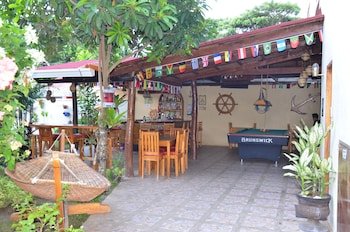 Captains Lodge And Bar