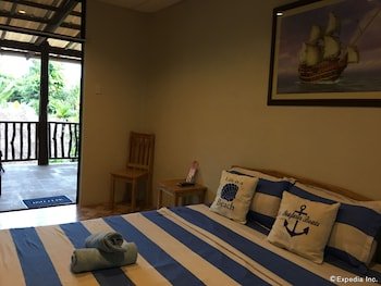 Captains Lodge And Bar