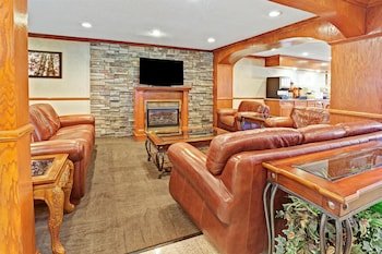 Days Inn & Suites by Wyndham Monroe