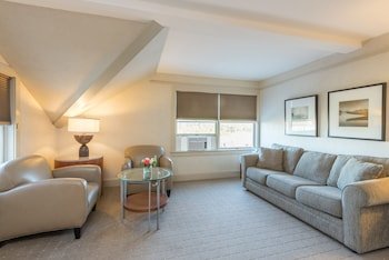 The Breakwater Inn & Spa