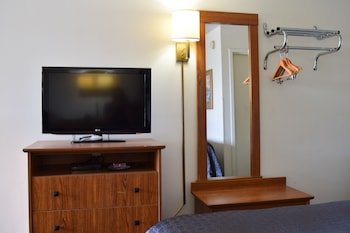Value Inn - Livonia