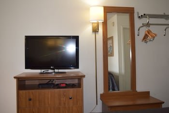 Value Inn - Livonia