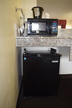 Value Inn - Livonia