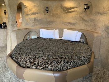 Designer Inn And Suites