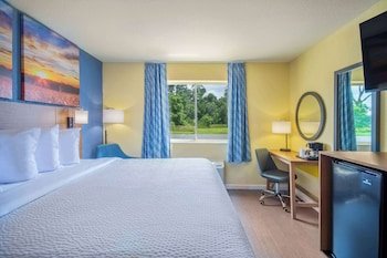 Days Inn by Wyndham Evansdale Waterloo