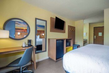 Days Inn by Wyndham Evansdale Waterloo