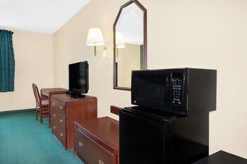 Days Inn by Wyndham Lincoln