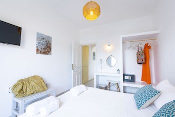 Akrotiri Hotel