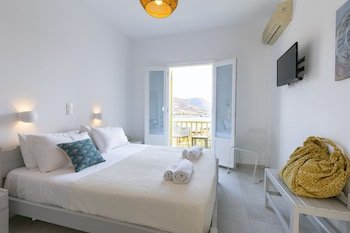 Akrotiri Hotel