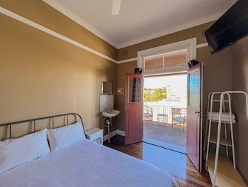Commercial Hotel