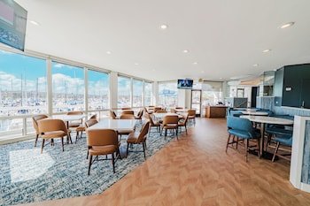 Bay Club & Marina