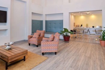 Econo Lodge & Suites