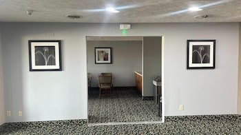 Burgundy Inn & Suites