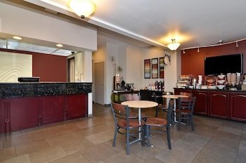 Clackamas Inn & Suites