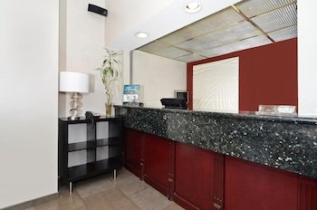 Clackamas Inn & Suites