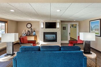 Comfort Inn & Suites Jackson - West Bend