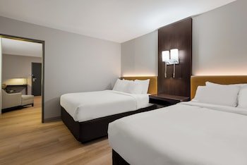 Quality Suites Downtown Convention Center