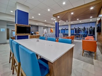 Holiday Inn Express & Suites Huntsville - Space Center