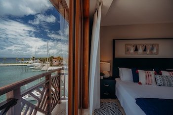 The Bannister Hotel & Yacht Club