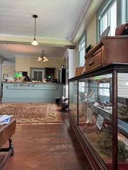 Grand Old Lady Hotel