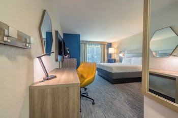 Holiday Inn Express & Suites Kansas City Airport
