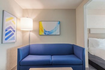 Holiday Inn Express & Suites Kansas City Airport