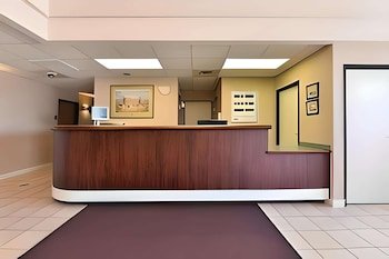 Econo Lodge Inn & Suites