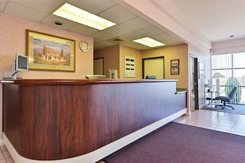 Econo Lodge Inn & Suites