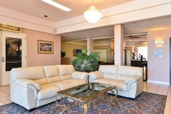 Econo Lodge Inn & Suites