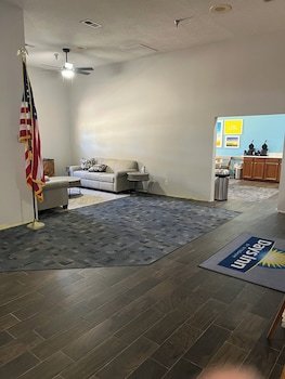 Days Inn by Wyndham Hutchinson